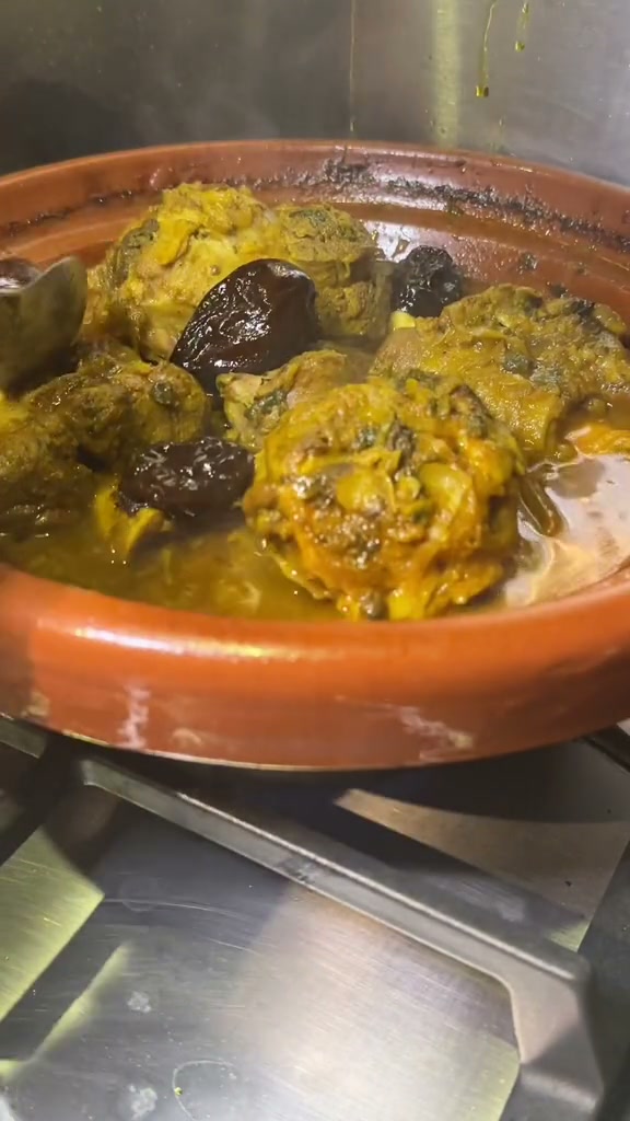 Tender lamb shanks in their sauce with caramelized prunes