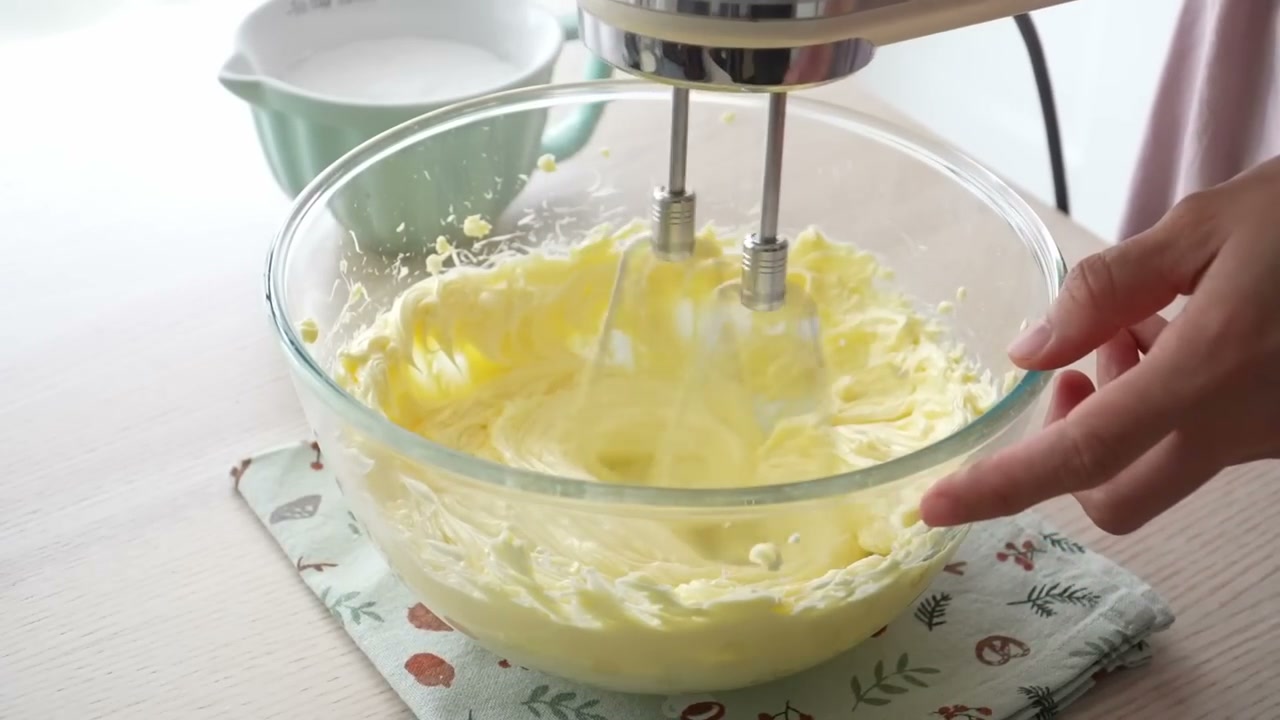 Whipping room-temperature butter for vanilla buttercream